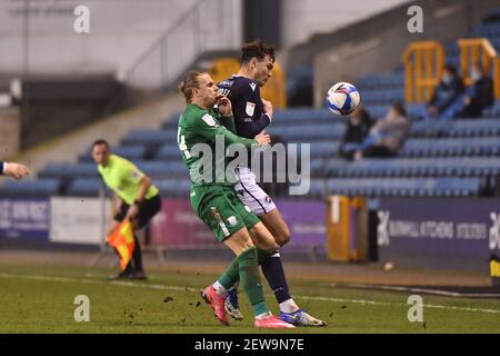 LONDRA, INGHILTERRA. IL 2 MARZO Jake Cooper of Millwall combatte per il possesso con Brad Potts di Preston North End durante la partita del campionato Sky Bet tra Millwall e Preston North End al Den, Londra, martedì 2 marzo 2021. (Credit: Ivan Yordanov | MI News) Credit: MI News & Sport /Alamy Live News Foto Stock