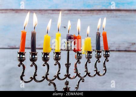 Hanukkah menorah con candele e dreidel d'argento. Foto Stock