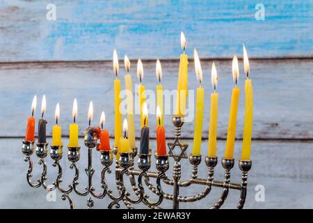 Hanukkah menorah con candele e dreidel d'argento. Foto Stock