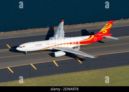 Hainan Airlines Airbus A330 visto dall'alto all'aeroporto internazionale. Vista aerea dell'aereo Airbus A330-300 B-6527 della Hainan Airline. Foto Stock