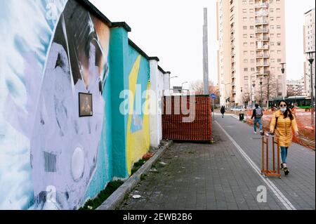 Milano, Italia. 26 Feb 2021. Visione generale dei murales visibili su un muro.i ritratti dedicati agli operatori sanitari dell'Ospedale Luigi sacco e ai parenti delle vittime del Covid-19, sono stati raffigurati dall'artista Cosimo Chione, e dalle associazioni locali, con la collaborazione del comune, nel luglio 2020, nel quartiere di quarto Oggiaro a Milano. I murales sono stati ultimamente distrutti nel novembre 2020 da ignoti, offendendo la memoria di chi aveva combattuto contro Covid-19. Credit: Valeria Ferraro/SOPA Images/ZUMA Wire/Alamy Live News Foto Stock