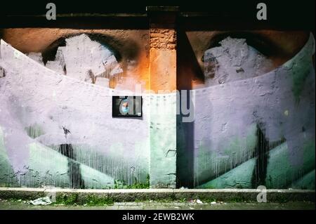 Milano, Italia. 26 Feb 2021. Un ritratto annullato su un volto visto al muro.Ritratti dedicati agli operatori sanitari dell'Ospedale Luigi sacco e parenti delle vittime di Covid-19, sono stati raffigurati dall'artista Cosimo Chione, e associazioni locali, con la collaborazione del comune, nel luglio 2020, nel quartiere di quarto Oggiaro a Milano. I murales sono stati ultimamente distrutti nel novembre 2020 da ignoti, offendendo la memoria di chi aveva combattuto contro Covid-19. Credit: Valeria Ferraro/SOPA Images/ZUMA Wire/Alamy Live News Foto Stock