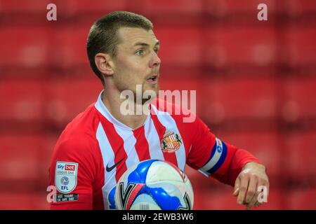 Sunderland, Regno Unito. 02 marzo 2021. Max Power 6 of Sunderland durante il gioco a Sunderland, Regno Unito il 3/2/2021. (Foto di IAM Burn/News Images/Sipa USA) Credit: Sipa USA/Alamy Live News Foto Stock