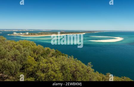 Splendido paesaggio della penisola di Tróia in Portogallo, con le sue spiagge bagnate dalle acque blu e turchesi dell'Oceano Atlantico. Foto Stock