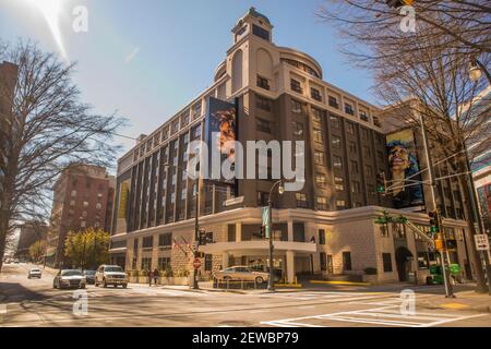 Atlanta, GA USA - 03 07 20: Downtown Atlanta Georgia l'American Hotel e l'arte con il traffico Foto Stock