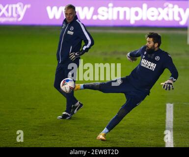 LONDRA, Regno Unito, MARZO 02: Bartosz Bialkowski di Millwall durante il riscaldamento del pre-match durante lo Sky Bet Championship tra Millwall e Preston North End al Den Stadium di Londra il 02 marzo 2021 Credit: Action Foto Sport/Alamy Live News Foto Stock