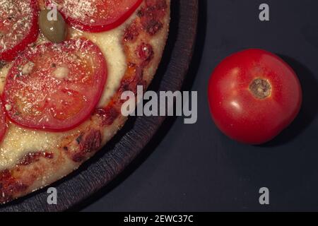 Pizza italiana Napolitana fatta in casa con formaggio e salsa al pomodoro. Foto Stock