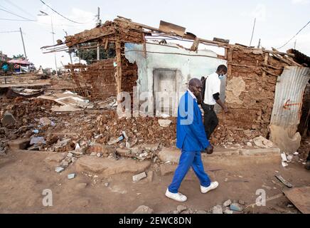 Nairobi, Kenya. 01 Marzo 2021. I residenti senza tetto camminano oltre le macerie delle loro case durante lo sfratto forzato dei residenti nelle baraccopoli di Kibera. Una delle baraccopoli più grandi dell'Africa sta attualmente affrontando i tempi del tufo a causa degli sfratti forzati sulle costruzioni in corso delle strade e delle linee ferroviarie da parte del gova't con l'intenzione di alleviare il Traffico di Nairobi. Kibera Slum ospita più di 1.5 milioni di cittadini kenioti. Credit: SOPA Images Limited/Alamy Live News Foto Stock