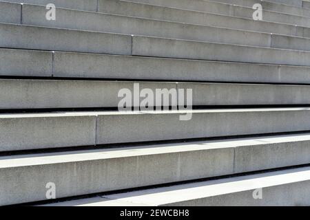 Vista angolare su scala in cemento al giorno. Nessuna gente. Foto Stock