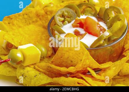 Vassoio di nacho chips con jalapenos e salsa da immersione Foto Stock