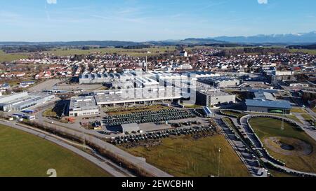 Vista aerea con drone della città in Baviera con residenziale edifici e zona industriale Foto Stock
