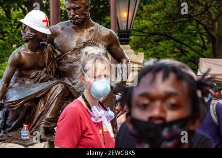 L'operatore sanitario è visto di fronte alla Ohio Statehouse per fornire alle persone l'assistenza medica durante la dimostrazione.manifestanti contro la brutalità della polizia si incontrano presso l'Ohio Statehouse per un rally e marciato in tutto il centro di Columbus, Torna allo Stato dell'Ohio per rally e poi un numero minore di manifestanti sceglie intenzionalmente di rompere il coprifuoco delle 22:00 imposto in città. La polizia di Columbus prima di questa notte ha arrestato e rotto la folla dopo il coprifuoco, ma ha invece permesso ai manifestanti di continuare a protestare dopo il coprifuoco. Foto Stock