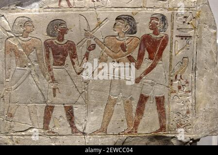 Stele egiziana raffigurante cacciatori con archi Foto Stock