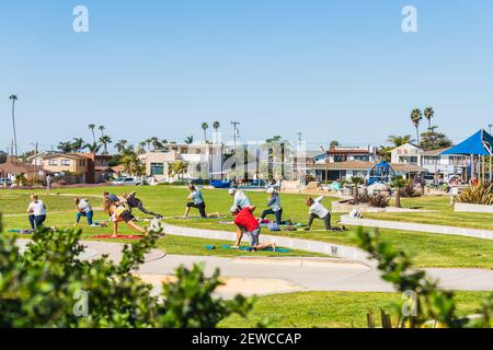 Pismo Beach, California, USA - 1 marzo 2021 lezione di yoga al Dinosaur Caves Park, Pismo Beach, California. Persone che amano praticare yoga all'aperto in Th Foto Stock