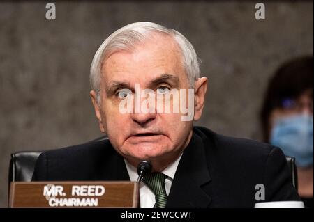 Washington, Stati Uniti. 02 marzo 2021. Il senatore statunitense John Reed (D-RI) parla ad un'audizione del Senato della Commissione per i servizi armati sulle sfide e la strategia di sicurezza globale. Credit: SOPA Images Limited/Alamy Live News Foto Stock