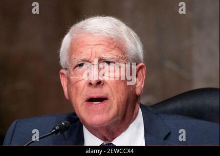 Washington, Stati Uniti. 02 marzo 2021. Il senatore degli Stati Uniti Roger Wicker (R-MS) parla ad un'audizione del Comitato dei servizi Armed del Senato sulle sfide e la strategia globali di sicurezza. Credit: SOPA Images Limited/Alamy Live News Foto Stock