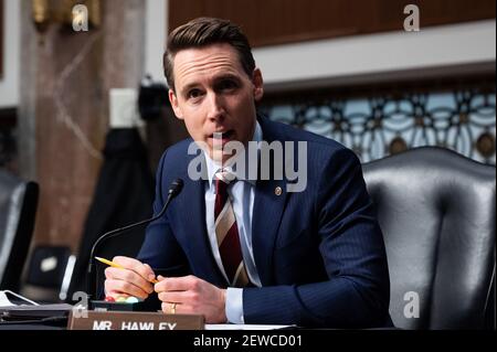 Washington, Stati Uniti. 02 marzo 2021. Il senatore degli Stati Uniti Josh Hawley (R-MO) parla ad un'audizione del Comitato dei servizi Armed del Senato sulle sfide e la strategia globali di sicurezza. Credit: SOPA Images Limited/Alamy Live News Foto Stock