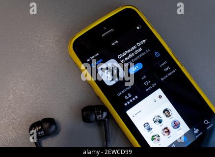 17 febbraio 2021, Mosca, Russia. Applicazione di social network clubhouse sullo schermo di un telefono cellulare. Foto Stock
