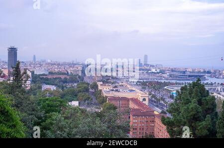 Vista di Barcellona dalla piattaforma di osservazione in una calda serata estiva. Foto Stock