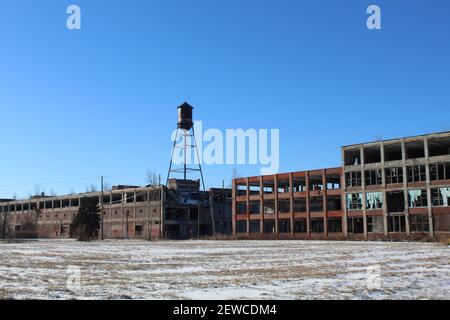 Abbandonato stabilimento Packard con una torre d'acqua a Detroit in inverno con un cielo limpido Foto Stock