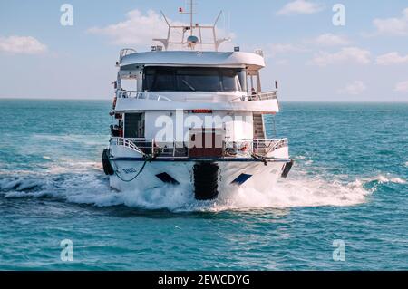 ISTANBUL, TURCHIA - 09 07 2020: Avvicinamento a Tafrali traghetto crociera lungo acque turchesi del Bosforo stretto su un percorso Kabatas - Kadikoy in Foto Stock