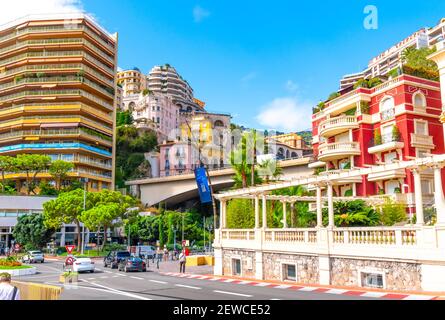 I colorati edifici residenziali e commerciali sorgono sopra le strade di Monte Carlo Monaco vicino a Sainte-devote, parte della gara del Gran premio di F1 Foto Stock