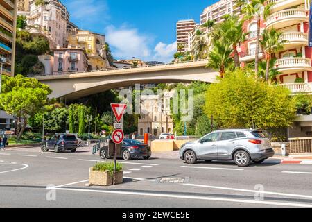 I colorati edifici residenziali e commerciali sorgono sopra le strade di Monte Carlo Monaco vicino a Sainte-devote, parte del gran premio di F1 ci Foto Stock