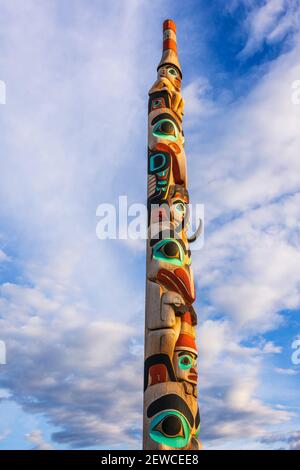 Totem pole nella città di Jasper, Jasper National Park, Alberta, Canada Foto Stock