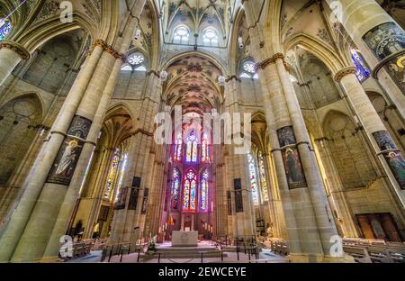 Ineterior vista della croce a forma di Liebfrauenkirche (Chiesa di nostra Signora) a Treviri, Renania-Palatinato, Germania Foto Stock