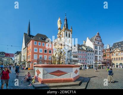 Hauptmarkt la piazza principale del mercato dell'antica città di Treviri, con la fontana del mercato e la statua di San Pietro, Renania-Palatinato, Germania Foto Stock