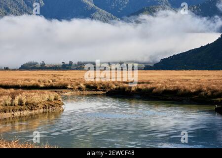 La nebbia si stacca in campagna intorno a Havelock nei suoni di Marlborough Nel Sud della Nuova Zelanda Foto Stock