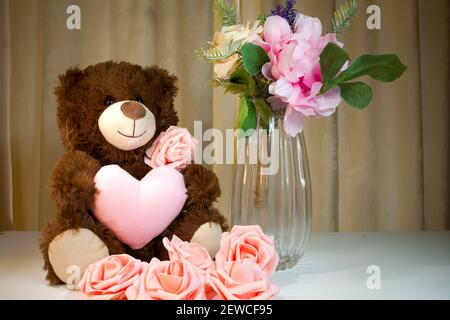 Festa della mamma Orso di papà e rose rosa o altri fiori, ad esempio tulipani. È presente per la mamma celebrata in vari giorni in molte parti del mondo, Foto Stock