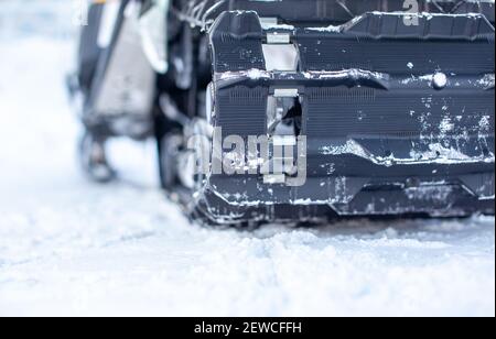 La parte posteriore della motoslitta in inverno. Cavalcare nella neve su una motoslitta. Sospensione posteriore di una motoslitta Foto Stock