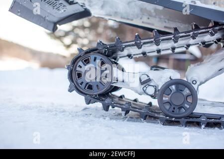 La parte posteriore della motoslitta in inverno. Cavalcare nella neve su una motoslitta. Sospensione posteriore di una motoslitta Foto Stock