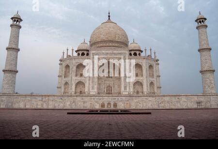 AGRA, INDIA - MARZO, 26, 2019: Primo colpo di mattina del mausoleo taj mahal Foto Stock