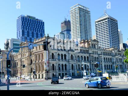 Nuovi edifici moderni lungo vecchi edifici a Brisbane, Australia. Foto Stock