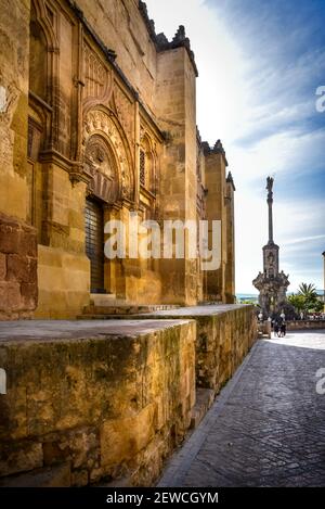 Porta della moschea e colonna di San Raffaello Cordoba Spagna Foto Stock