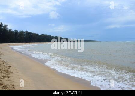 Ao Manao Beach parte del Parco Nazionale Ao Manao-Khao Tanyong, le belle spiagge di sabbia bianca e le coste rocciose sovrapposte, Narathiwat Provincia, Sou Foto Stock