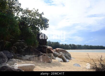 Ao Manao Beach parte del Parco Nazionale Ao Manao-Khao Tanyong, le belle spiagge di sabbia bianca e le coste rocciose sovrapposte, Narathiwat Provincia, Sou Foto Stock