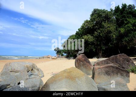 Ao Manao Beach parte del Parco Nazionale Ao Manao-Khao Tanyong, le belle spiagge di sabbia bianca e le coste rocciose sovrapposte, Narathiwat Provincia, Sou Foto Stock