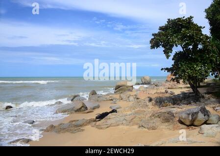 Ao Manao Beach parte del Parco Nazionale Ao Manao-Khao Tanyong, le belle spiagge di sabbia bianca e le coste rocciose sovrapposte, Narathiwat Provincia, Sou Foto Stock