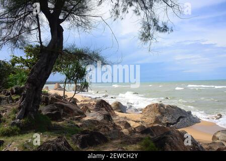 Ao Manao Beach parte del Parco Nazionale Ao Manao-Khao Tanyong, le belle spiagge di sabbia bianca e le coste rocciose sovrapposte, Narathiwat Provincia, Sou Foto Stock