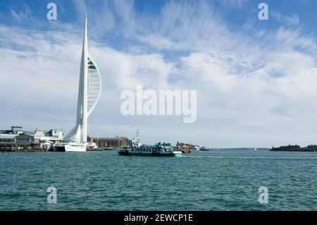 Vista della storica Spinnaker Tower che si affaccia sul porto di Portsmouth e sul tratto solente della Manica, Hampshire. Foto Stock