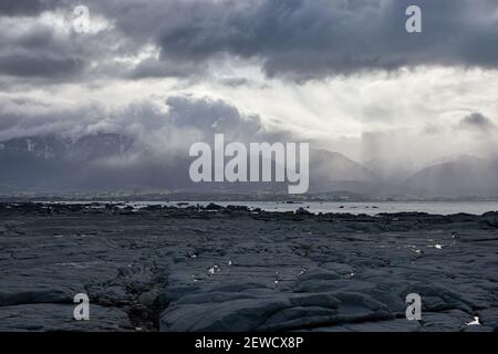 Nuvole di pioggia sulle catene montuose di Kaikoura a nord-est Costa dell'Isola del Sud Foto Stock