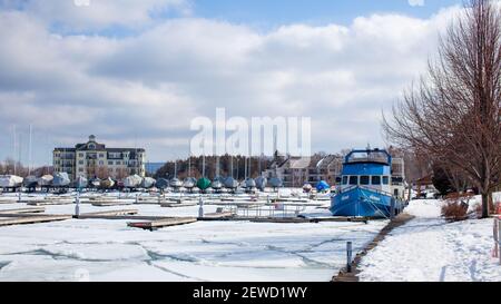 Thornbury, Ontario, Canada - 02-27-2021: L'Huronic, una nave da crociera e da turismo di Collingwood Charter è attraccata al porto di Thornbury per overwi Foto Stock