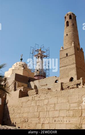 L'antica moschea dedicata ad Abu Haggag, costruita all'interno delle mura del tempio di Luxor, ex Tebe, in Egitto. Foto Stock