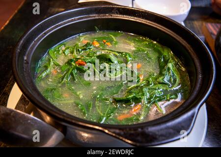 Deliziosa cucina cinese casalinga, fegato di maiale e zuppa di verdure con foglie di mirtillo Foto Stock