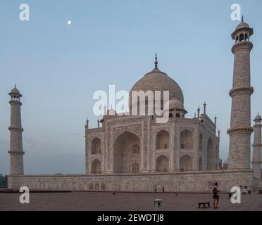 AGRA, INDIA - 26 MARZO 2019: Dawn shot del taj mahal con la luna sopra di esso Foto Stock