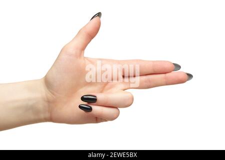 Mano femminile con unghie nere manicure. Mani a forma di pistola. Isolato su sfondo bianco. Foto Stock