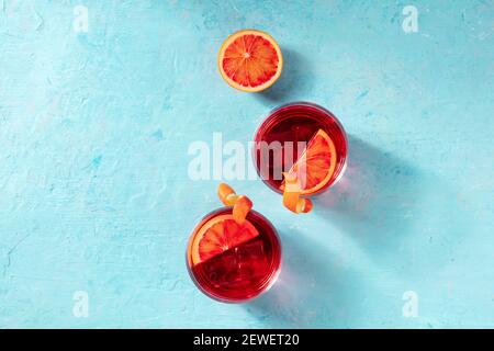 Cocktail arancioni, sopra uno sfondo blu con un posto per il testo Foto Stock